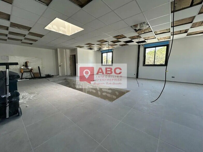 Office in Mudaison to rent - Interior Photo - Image 1 of 5