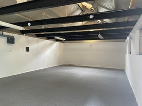 Bath Rd, Devizes to rent Interior Photo- Image 1 of 4