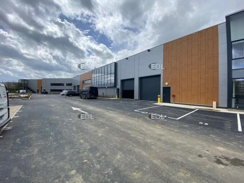 Light Industrial in Grigny to rent - Building Photo - Image 2 of 6
