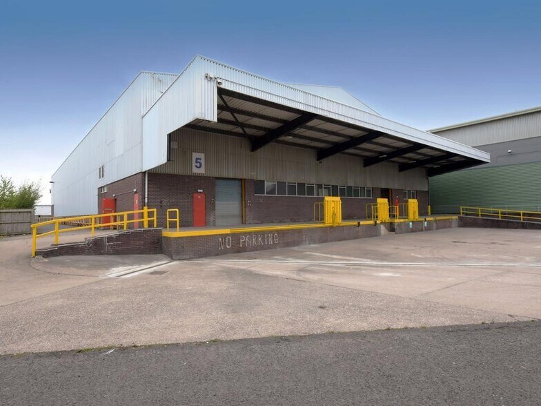 Lower Milehouse Ln, Newcastle Under Lyme to rent - Building Photo - Image 1 of 13