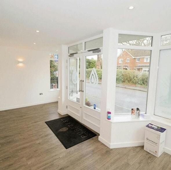 7-13 Updown Hl, Windlesham to rent - Building Photo - Image 2 of 7