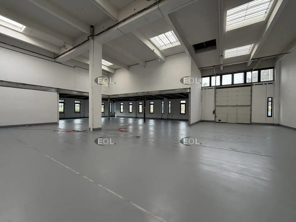 Location Local d'activités 854 m² - Photo 1