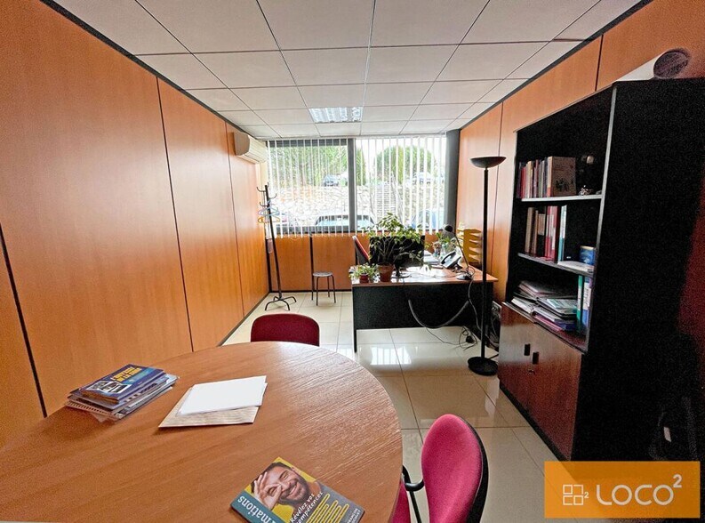 1 Rond-Point De Flotis, Saint-Jean to rent - Building Photo - Image 3 of 11