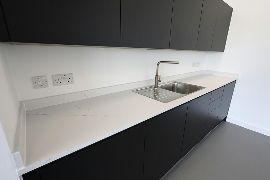 Limberline Rd, Portsmouth to rent - Building Photo - Image 2 of 38