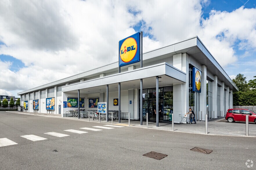 750 Chester Rd, Manchester to rent - Building Photo - Image 1 of 2