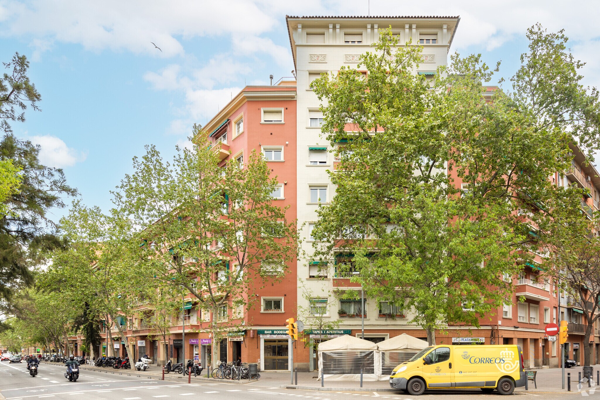 Retail in Barcelona, Barcelona to rent Primary Photo- Image 1 of 3