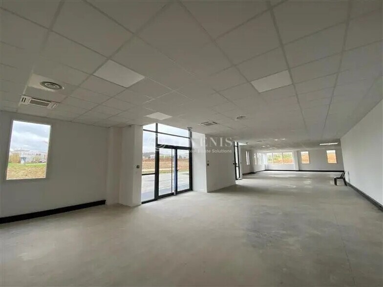 Light Industrial in Élancourt to rent - Interior Photo - Image 2 of 4