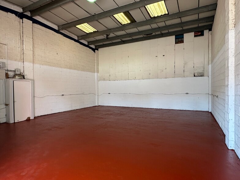 Unit 16 Ariane, Lichfield Road Industrial Estate, Tamworth to rent - Building Photo - Image 3 of 8