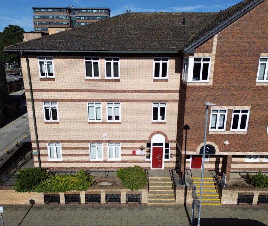 Waterhouse St, Hemel Hempstead to rent Building Photo- Image 1 of 3