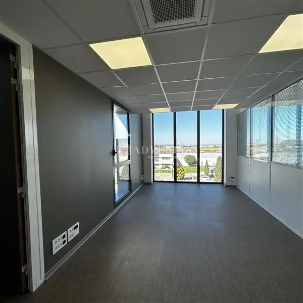 Location Bureaux 75 m² - Photo 1