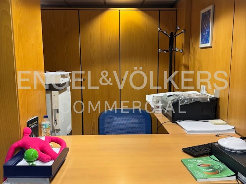 Office in Madrid, Madrid to rent - Interior Photo - Image 2 of 2