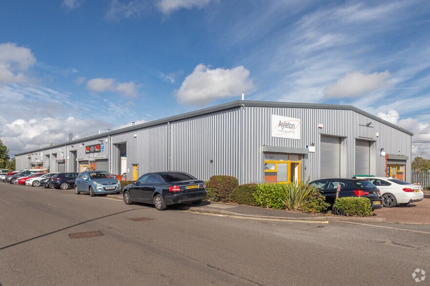 Woodside Park, Rugby to rent - Primary Photo - Image 1 of 2