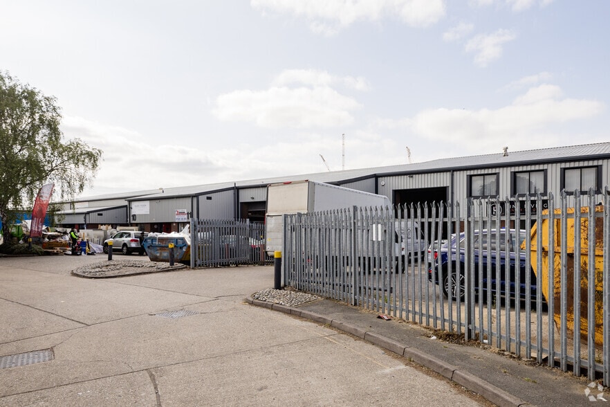 Chesterfield Way, Hayes to rent - Building Photo - Image 3 of 5