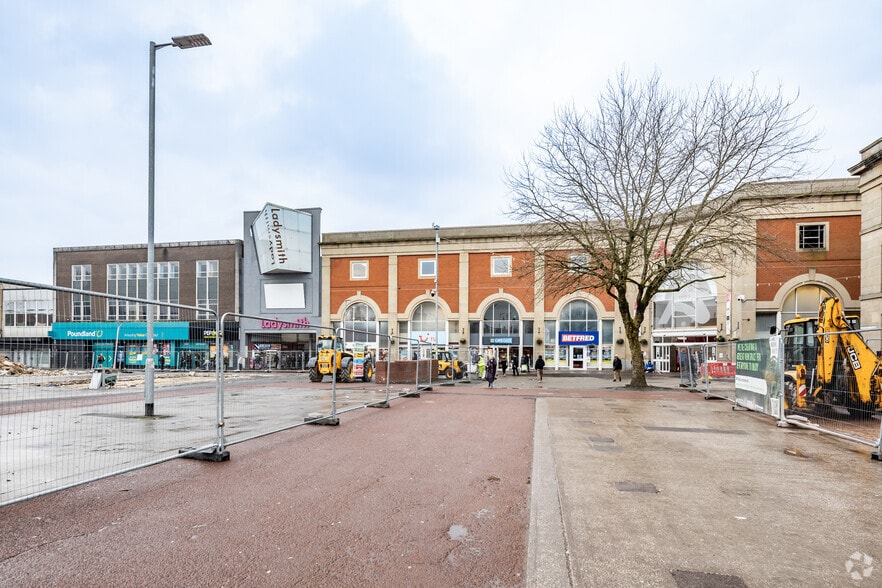 Warrington St, Ashton Under Lyne to rent - Building Photo - Image 3 of 4