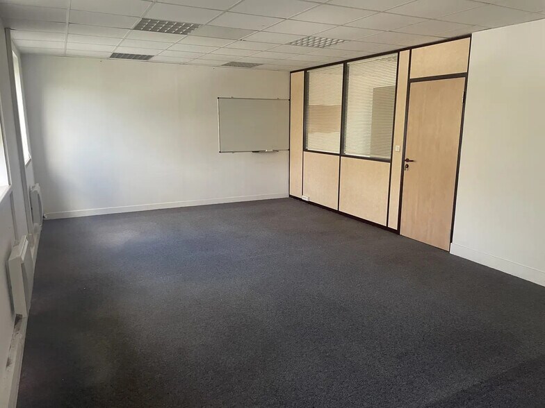 4 Allée Kepler, Champs-sur-Marne to rent - Building Photo - Image 1 of 1