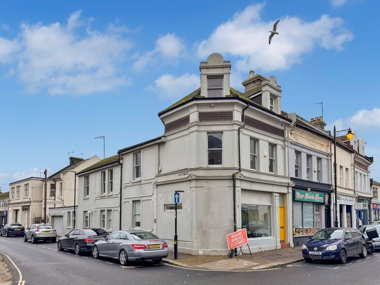 74 Victoria Rd, Worthing to rent - Building Photo - Image 3 of 11