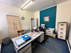 9-10 London Rd, Neath to rent Interior Photo- Image 2 of 4