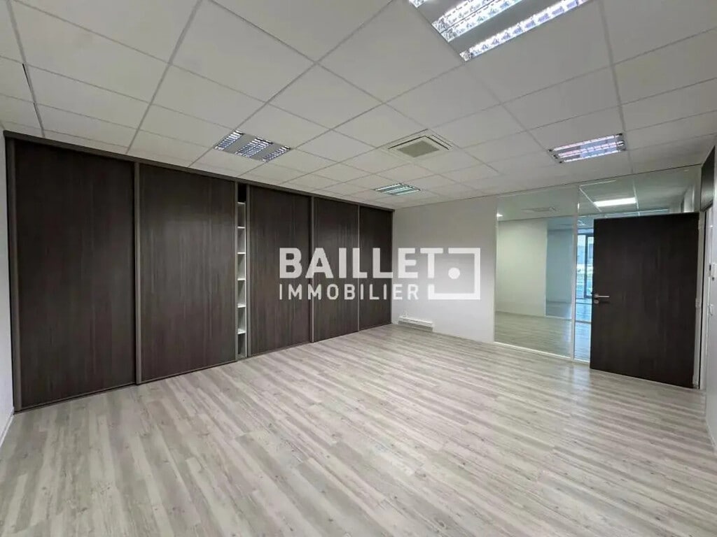 Location Bureaux 158 m² - Photo 1