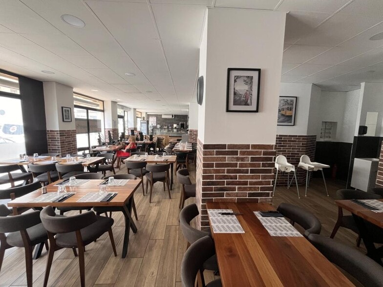 Retail in Toulon for sale - Interior Photo - Image 2 of 7