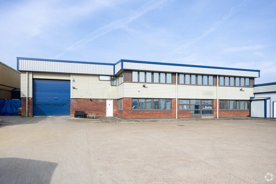 Fircroft Way, Edenbridge to rent - Building Photo - Image 2 of 2