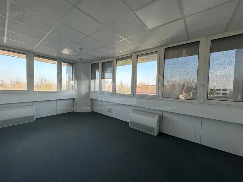 Office in Bron to rent - Interior Photo - Image 2 of 7