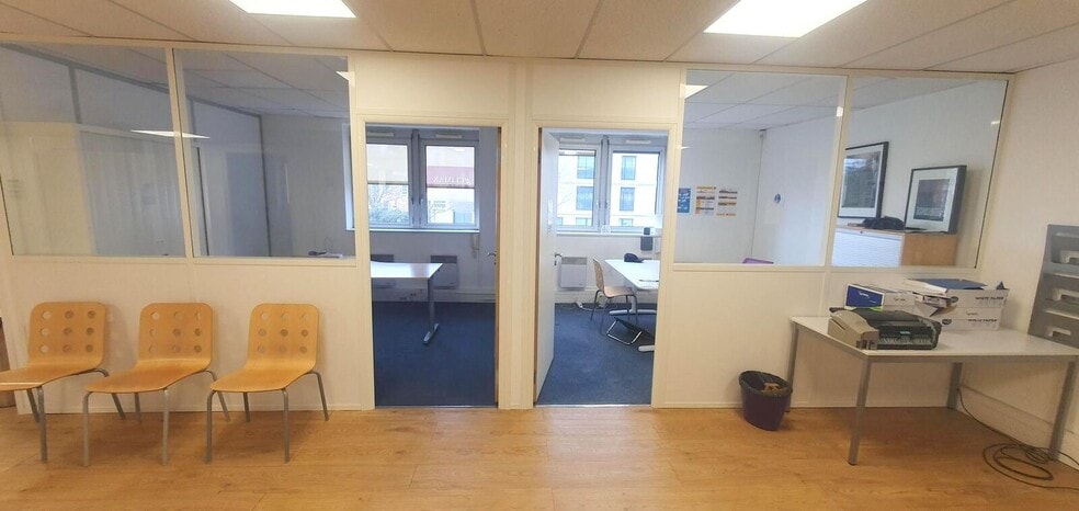Office in Versailles to rent - Interior Photo - Image 2 of 15