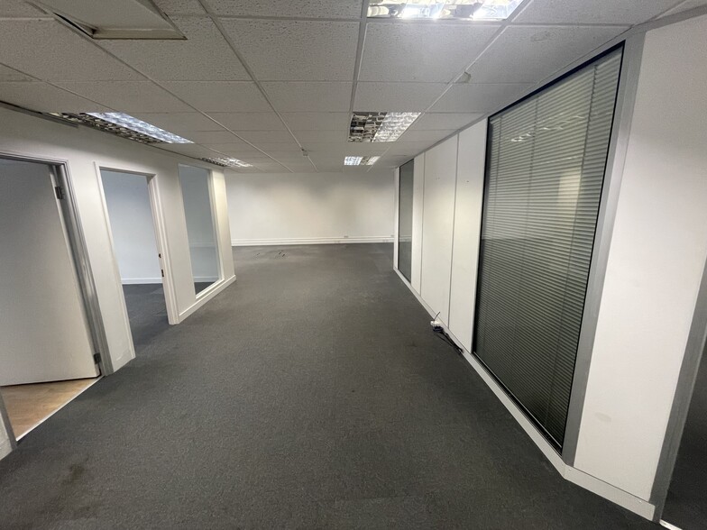 Oakcroft Rd, Chessington to rent - Building Photo - Image 1 of 5