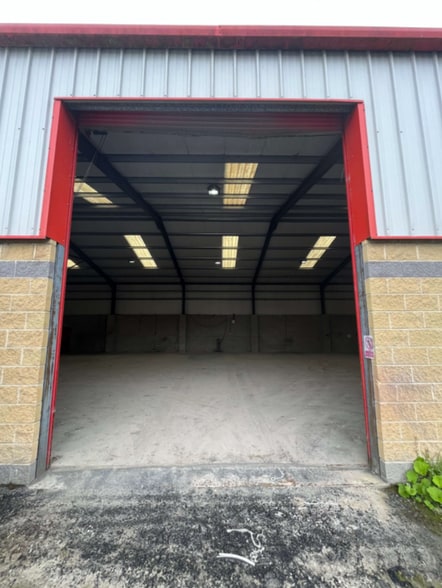 57B-57C Whitesides Hl, Craigavon to rent - Building Photo - Image 2 of 3