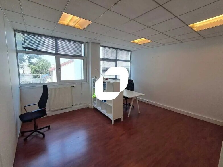 Office in Rueil-Malmaison to rent - Interior Photo - Image 2 of 6