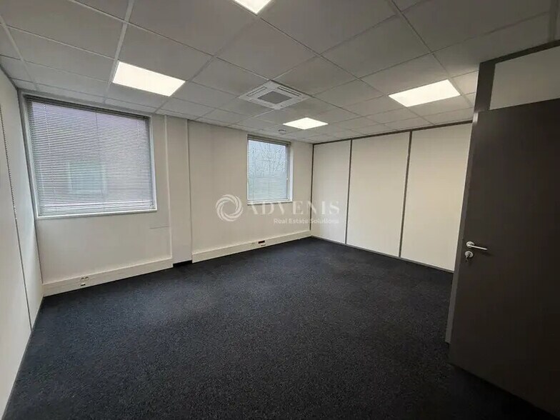 Light Industrial in Champs-sur-Marne to rent - Interior Photo - Image 3 of 10