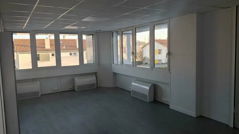 2-4 Rue Du Colonnel Chambonnet, Bron to rent - Interior Photo - Image 2 of 7