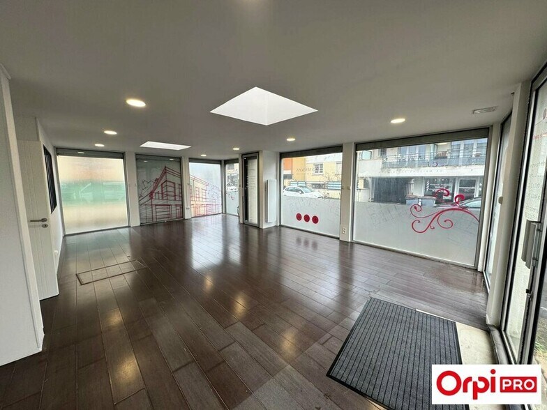 Retail in Morangis to rent - Interior Photo - Image 3 of 6