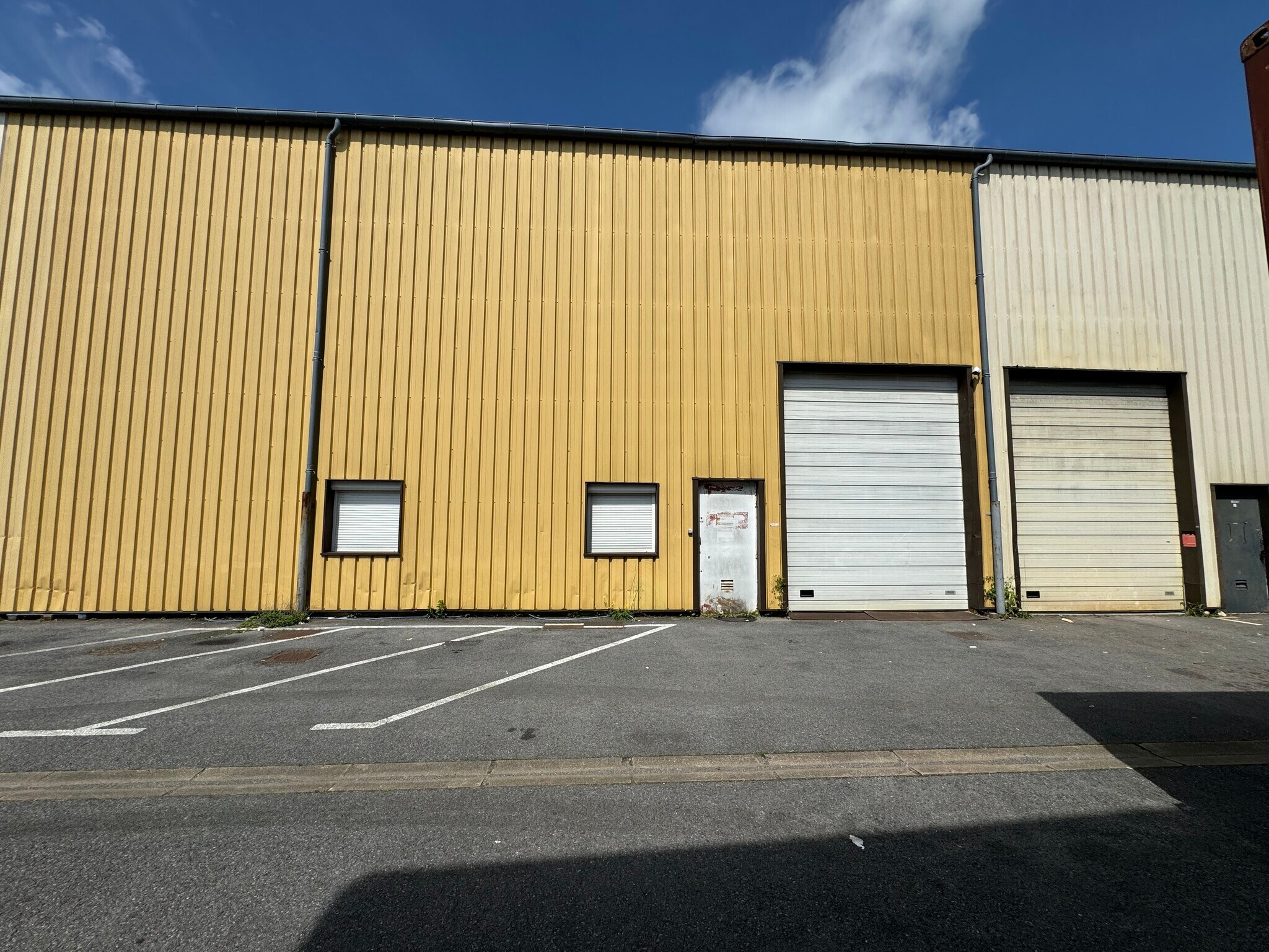 Light Industrial in Boissy-l'Aillerie to rent Building Photo- Image 1 of 3