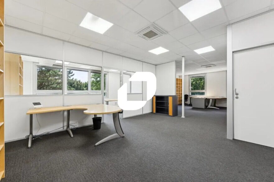 Light Industrial in Émerainville to rent - Interior Photo - Image 3 of 8