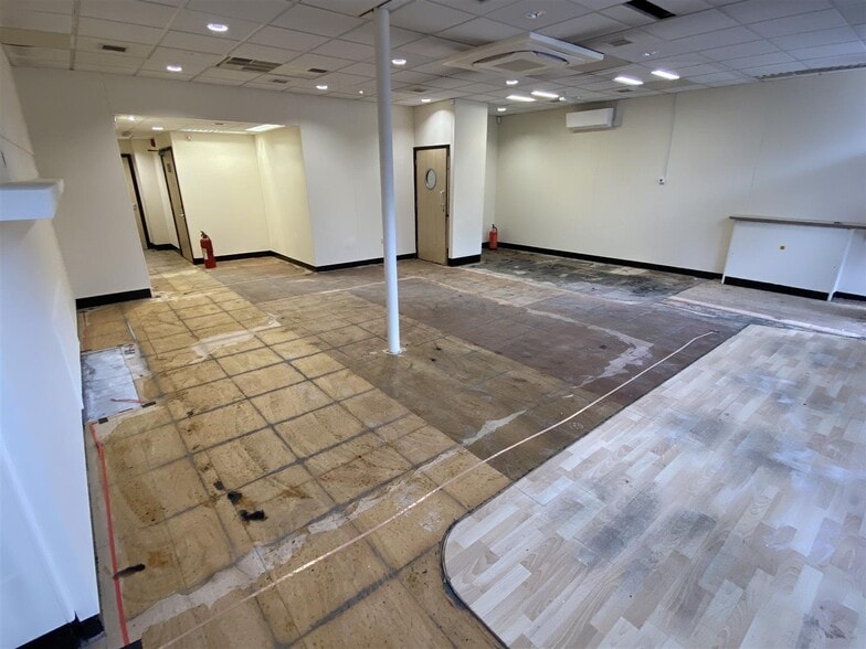 50-50A Queens Rd, Buckhurst Hill to rent - Building Photo - Image 3 of 7