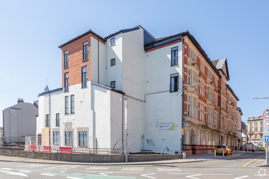 High St, Newport to rent - Building Photo - Image 3 of 5