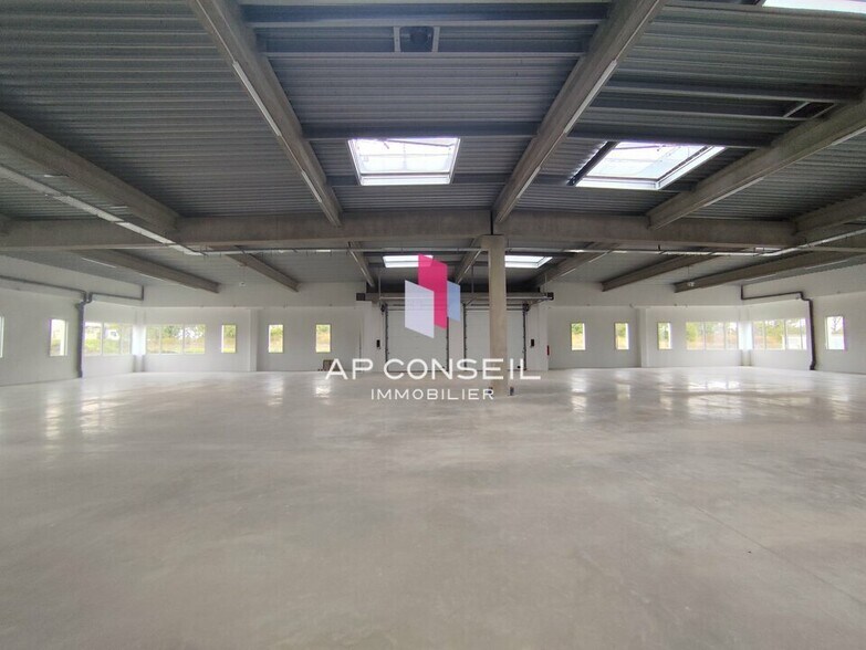 Light Industrial in Élancourt to rent - Interior Photo - Image 2 of 9