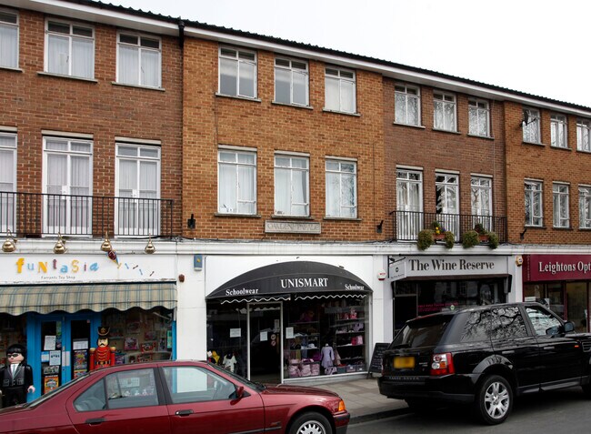 More details for 5 Oakdene Para, Cobham - Retail to Rent