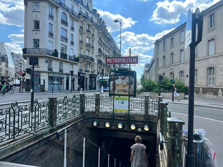 Retail in Paris to rent - Building Photo - Image 2 of 8