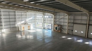 London Rd, Send to rent Interior Photo- Image 1 of 1