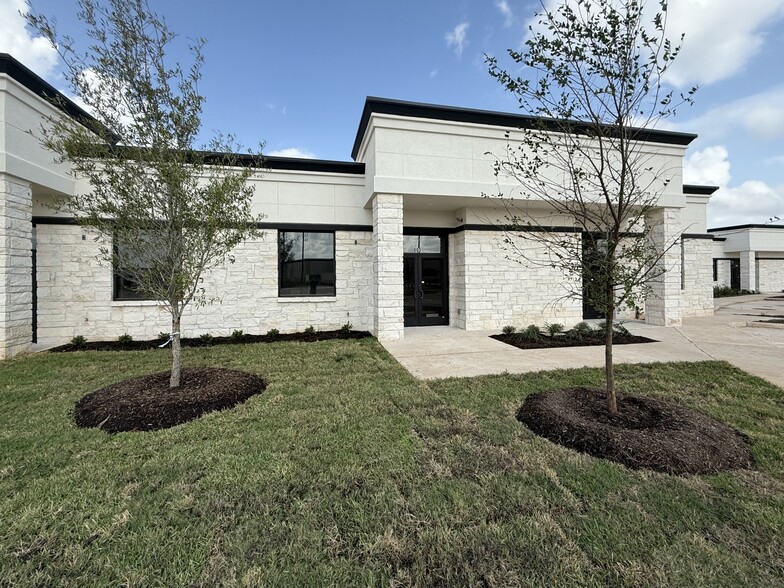 Building 8 | 5501 Cabrera Dr, Sugar Land, TX for rent - Building Photo - Image 1 of 8