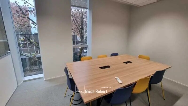 Office in Villeurbanne to rent Building Photo- Image 1 of 9