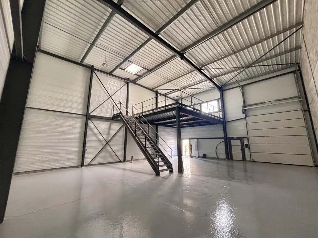 Location Local d'activités 231 m² - Photo 1