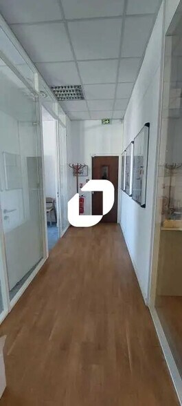 Office in Saint-Denis to rent - Building Photo - Image 3 of 8