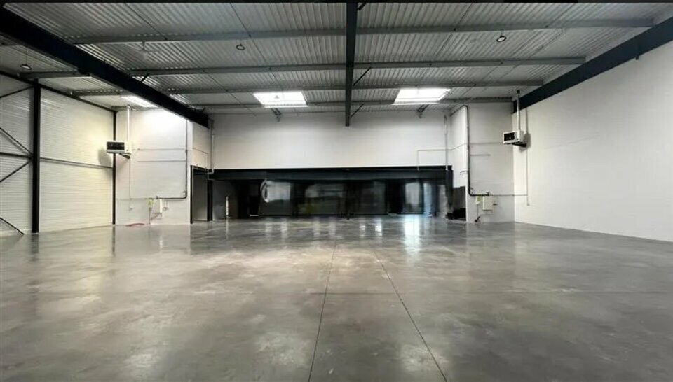 Light Industrial in Courtry for sale - Interior Photo - Image 2 of 4