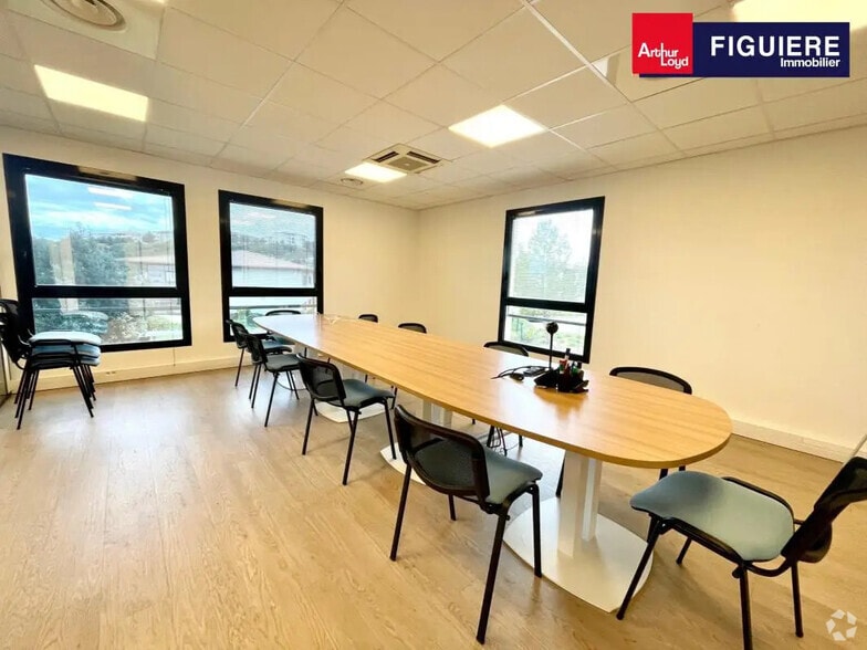 105 Rue Rue René Descartes, Aix-en-Provence to rent - Interior Photo - Image 2 of 8