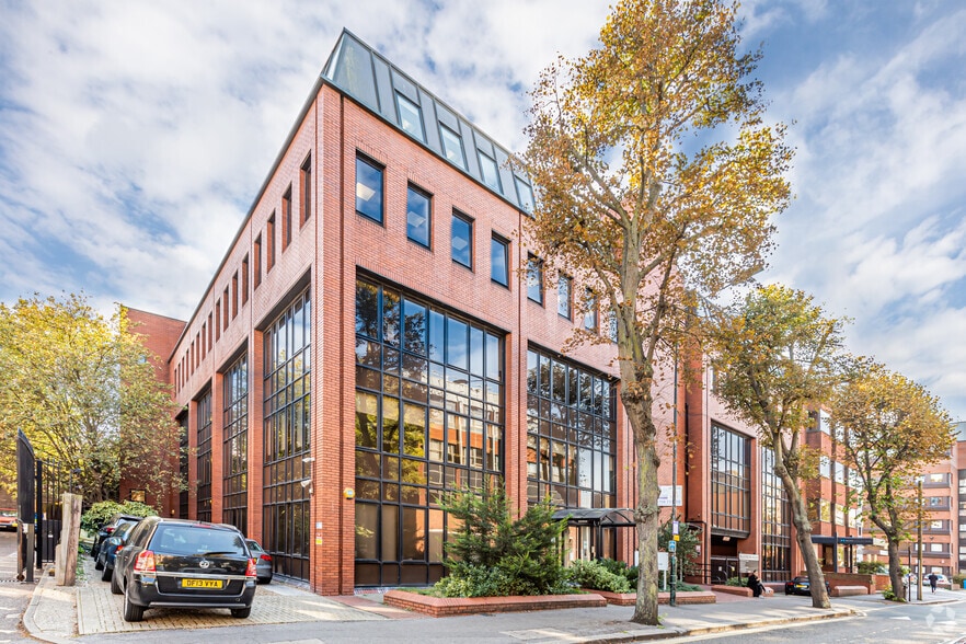 22-26 Eastern Rd, Romford to rent - Primary Photo - Image 1 of 1