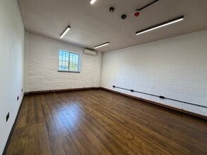 Mowat Industrial Estate, Watford to rent Interior Photo- Image 1 of 11