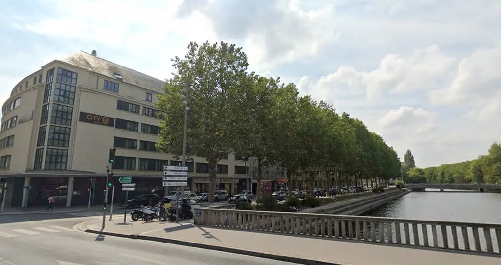 Location Commerce 110 m² - Photo 1