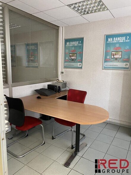 Retail in Aubagne to rent - Building Photo - Image 3 of 8